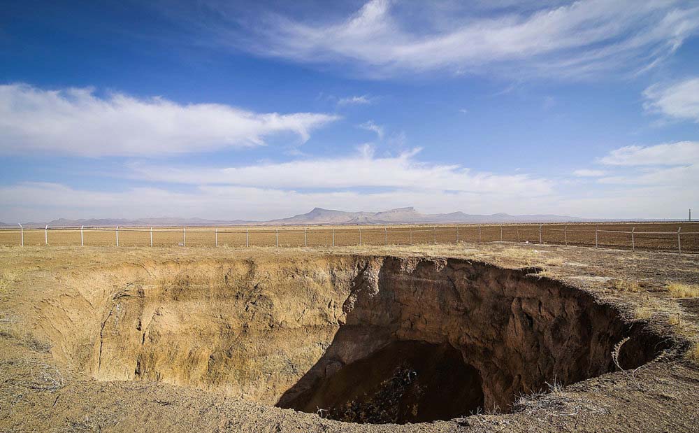 ایجاد ۱۶ فروچاله به واسطه برداشت بی رویه آب های زیرزمینی در کبودرآهنگ