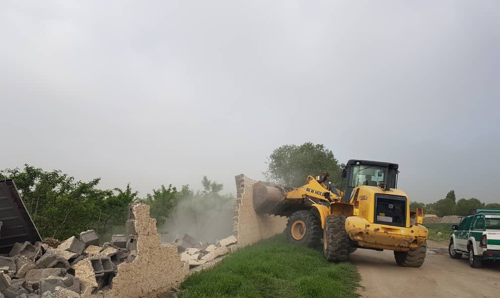 تخریب ۶ فقره ساخت و ساز غیر مجاز در باغ‌های نهاوند