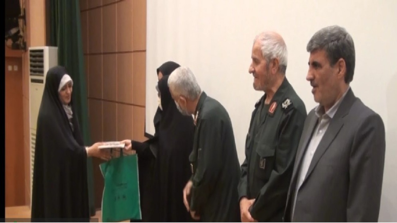 تجلیل از راویان، نویسندگان و گویندگان کتاب‌های صوتی در همدان