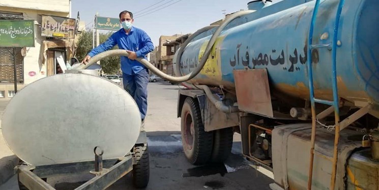 توزیع آب شرب در محلات توسط هلال احمر/ مردم و جوانان پای کار باشند