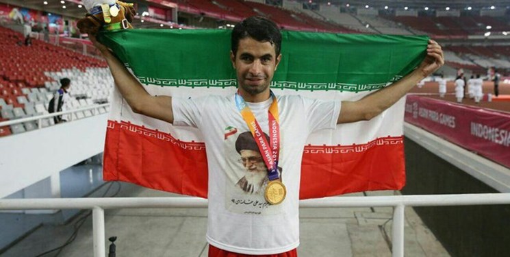 برخی از ورزشکاران آب در آسیاب دشمن می‌ریزند/ سوزاندن پرچم کشور گناه نابخشودنی است