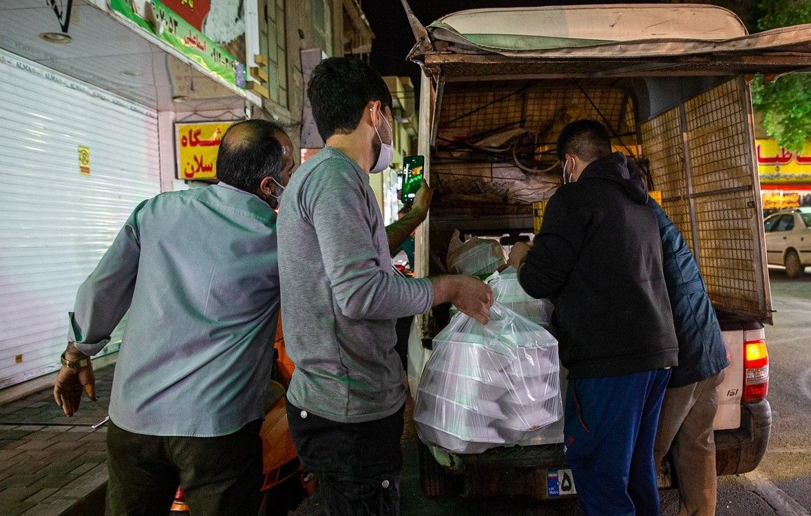 سرازیری مهربانی به خانه‌های کارتنی/ دل‌هایی که بسیجیان می‌خرند