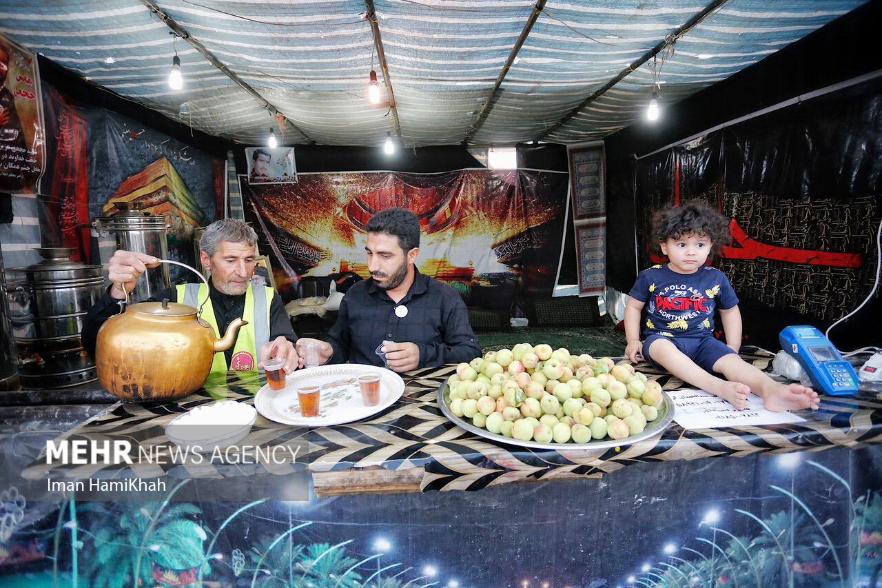 مردم رزن با ۵ موکب در حال خدمت رسانی به زوار اربعین هستند